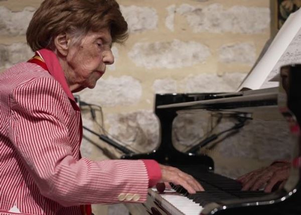 108-летняя французская пианистка Колетт Маз дала концерт