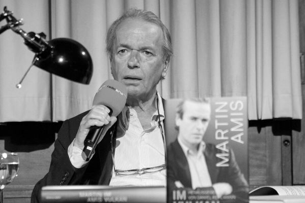 Британский писатель и критик Мартин Эмис умер в возрасте 73 лет 