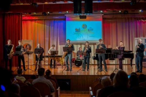 XII Международный конкурс-фестиваль имени Должикова молодых исполнителей на духовых и ударных инструментах открылся в Москве.